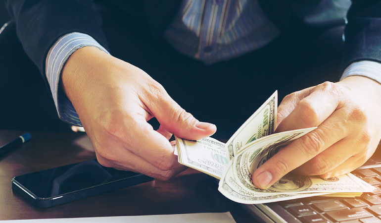 大多數人在出借財產給他人前,都會簽一張「借據」,上面會載明出借金額、利息和歸還時間等資訊。也因為如此,借貸關係明確,不需要特別提起民事訴訟。這時候只要向法院聲請支付命令即可。