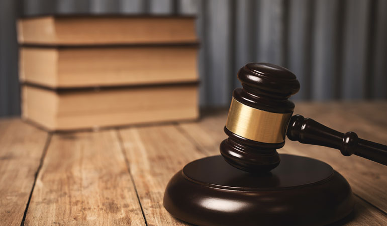 法官在工作上必須依法審判,就算很明顯是壞人的錯,但在沒有法理可以判好人勝訴的狀況下他們也愛莫能助。律師的主要工作就是協助當事人「使用」法律,讓當事人在遇到問題時,能將法律這個「武器」的功用發揮到最大,更有機會得到勝訴判決。